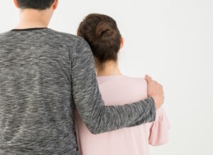 夢占いで「抱きしめられる」夢の意味を徹底解説！異性や温かい感触が示す心理とは？