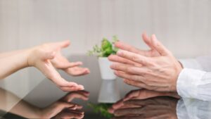 【夢占い】浮気される夢の意味とは？彼氏や旦那のリアルな心理を読み解く方法