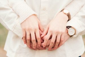 夢占いで「抱きしめられる」夢の意味を徹底解説！異性や温かい感触が示す心理とは？