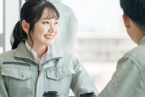 男性が惹かれる魅力的な女性の特徴とは？見た目から職場での振る舞いまで徹底解説
