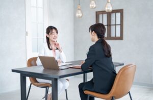 男性が惹かれる魅力的な女性の特徴とは？見た目から職場での振る舞いまで徹底解説