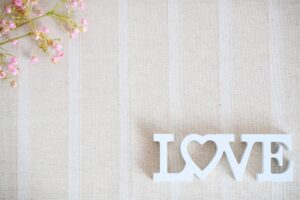 夢占いでキスの意味を解明！知らない人や芸能人とのキスの夢が暗示するものとは？