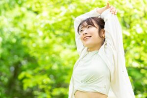 男性が惹かれる魅力的な女性の特徴とは？見た目から職場での振る舞いまで徹底解説