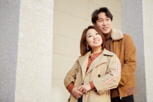 夢占いで「抱きしめられる」夢の意味を徹底解説！異性や温かい感触が示す心理とは？