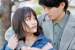 夢占いで「抱きしめられる」夢の意味を徹底解説！異性や温かい感触が示す心理とは？