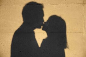 夢占いでキスの意味を解明！知らない人や芸能人とのキスの夢が暗示するものとは？