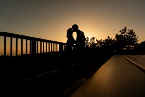 夢占いでキスの意味を解明！知らない人や芸能人とのキスの夢が暗示するものとは？